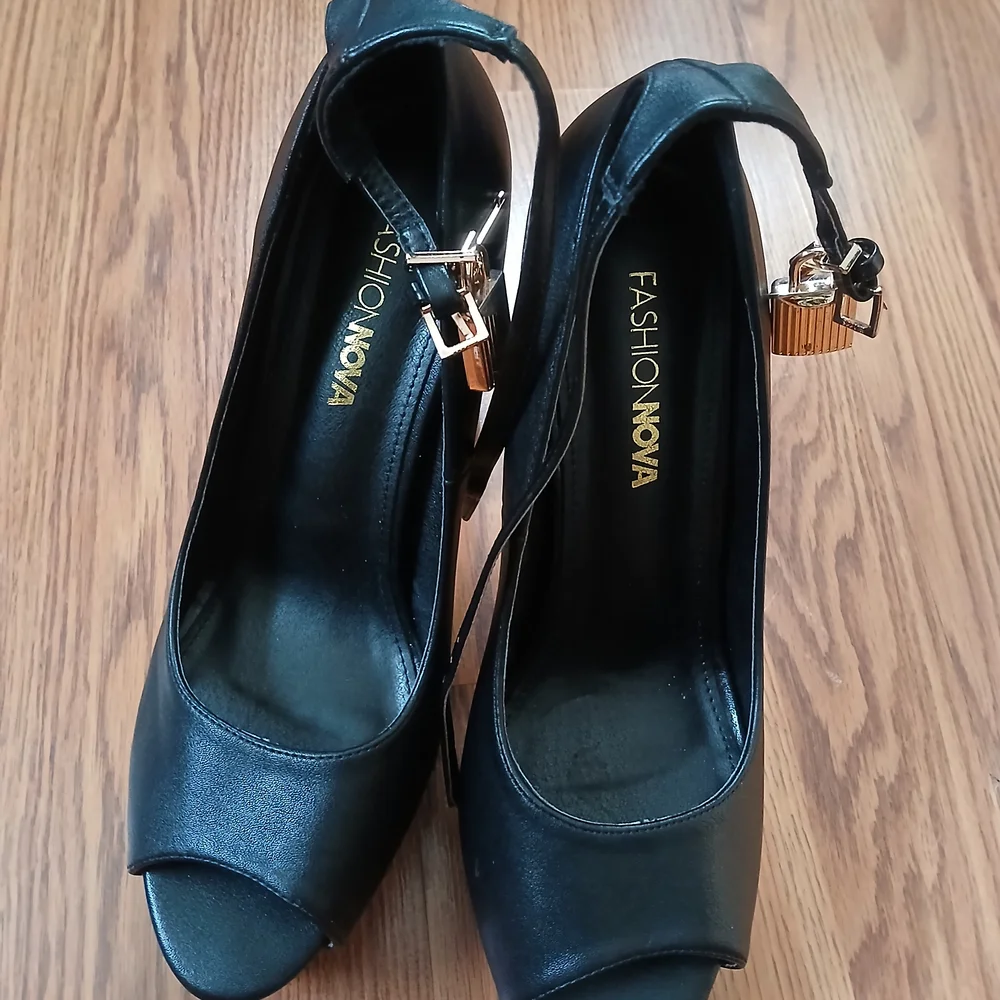 Fashion Nova Maray Platform Heels Womens 10 Black Padlock‎ Charm Peep Toe Block